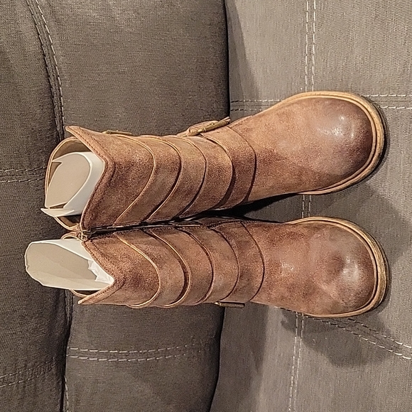 Motorcycle Style Distressed Boot - Picture 5 of 6